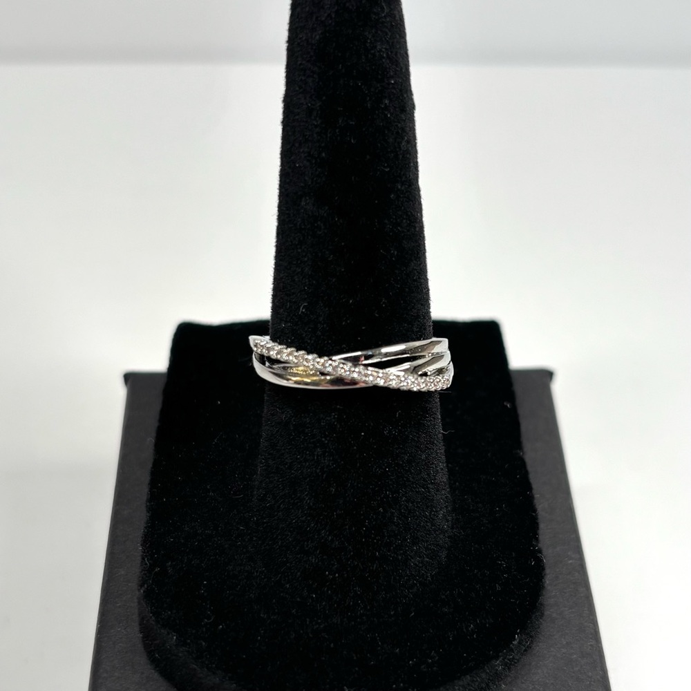 18k white gold-plated crisscross band ring